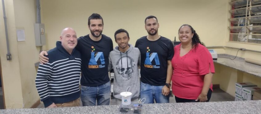 Orientador Fábio Rizzo de Aguiar, os alunos Vinícius Bellini Batistelli, Rafael Carvalho Souza e Paulo Sergio de Souza Santos e a orientadora Thais Taciano dos Santos